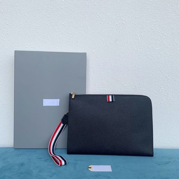 with a simple and elegant style, this handbag is designed with a hand rope, easy to carry and equipped with a card position
with a simple and elegant style, this handbag is designed with a hand rope, easy to carry and equipped with a card position