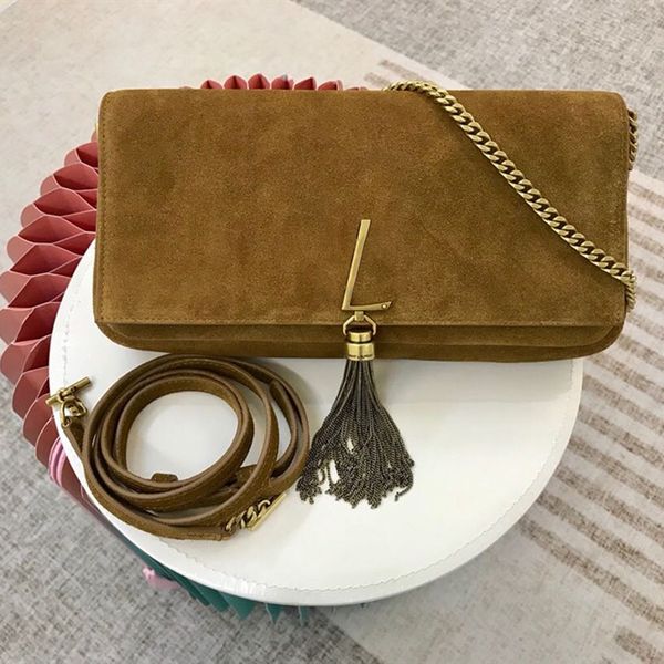 the thin, silky, leathery chain-strap upper body is now the most popular underarm leather shoulder strap for a one-shouldered cross-body
the thin, silky, leathery chain-strap upper body is now the most popular underarm leather shoulder strap for a one-shouldered cross-body