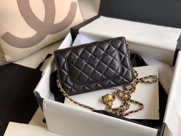 classic lady's handbag 7a high-end custom quality handbag fashion business casual style metal accessories with long shoulder strap
classic lady's handbag 7a high-end custom quality handbag fashion business casual style metal accessories with long shoulder strap