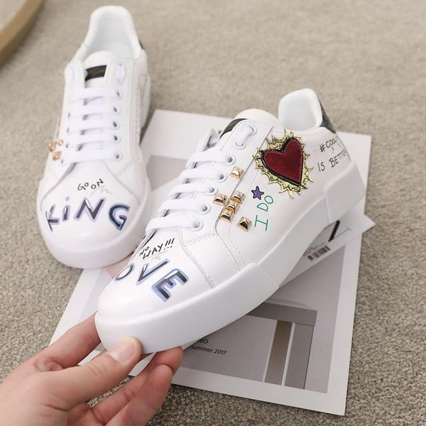 2020p autumn high-end men and women with the same paragraph leather comfortable casual shoes, fashion wild sports couple party shoes
2020p autumn high-end men and women with the same paragraph leather comfortable casual shoes, fashion wild sports couple party shoes