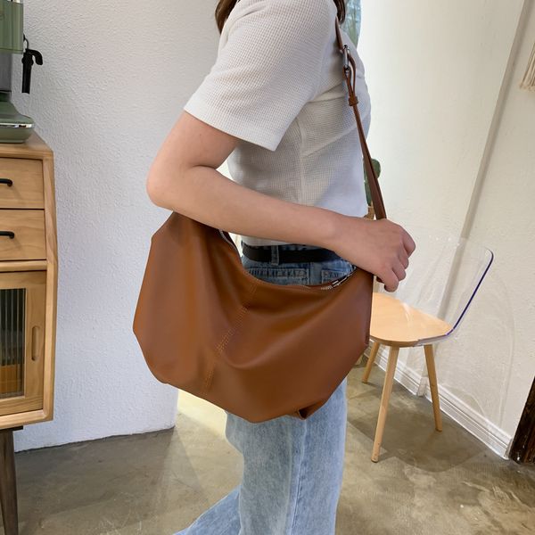 european and american women's bag 2020 fashion wild commuter bag handbag large capacity shoulder messenger
european and american women's bag 2020 fashion wild commuter bag handbag large capacity shoulder messenger