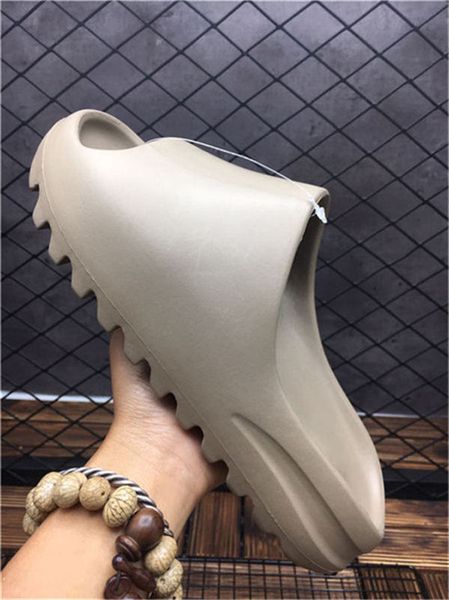 2020 kanye west slipper men women bone earth brown desert sand slide resin stylist shoes sandals triple black foam runner size 36-45 c093
2020 kanye west slipper men women bone earth brown desert sand slide resin stylist shoes sandals triple black foam runner size 36-45 c093