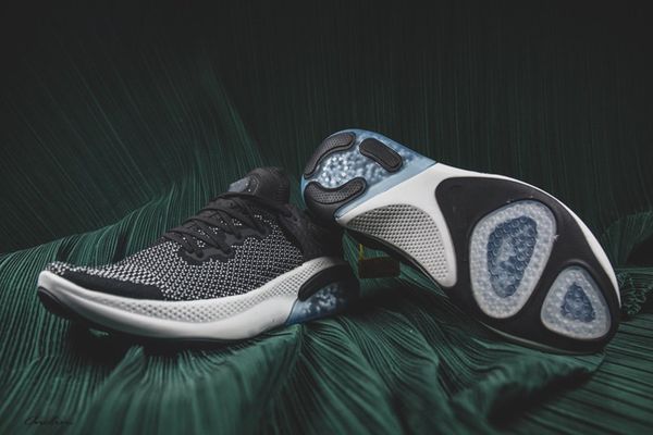 summer 2020 new breathable mesh all-match casual travel shoes particle cushioning soft sole sports running shoes for men and women
summer 2020 new breathable mesh all-match casual travel shoes particle cushioning soft sole sports running shoes for men and women