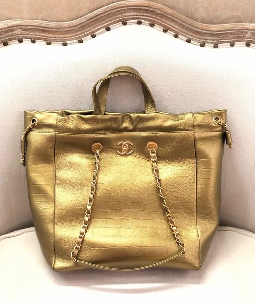 crocodile-embossed cowhide shopping bags create this season's theme, which shines like the sun god of ancient egyptian temples
crocodile-embossed cowhide shopping bags create this season's theme, which shines like the sun god of ancient egyptian temples