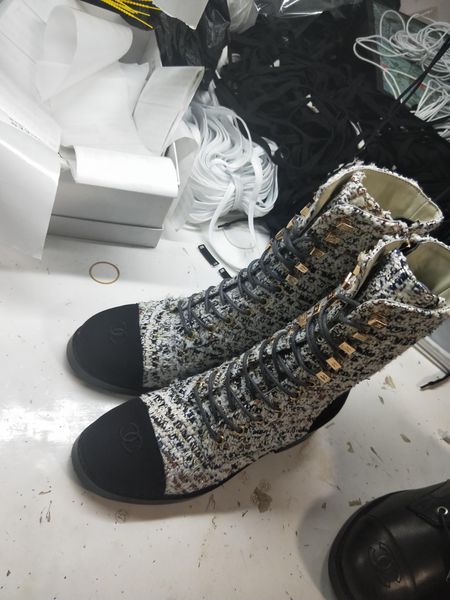 2020g new trend warm thick with high heel boots, boots temperament bare boots, original box delivery
2020g new trend warm thick with high heel boots, boots temperament bare boots, original box delivery