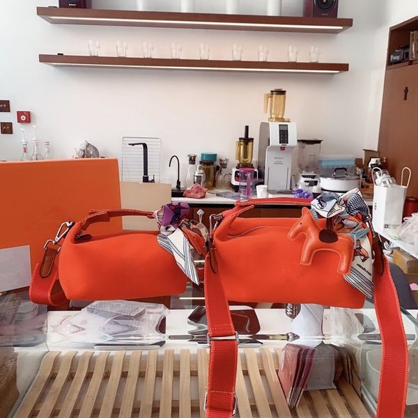 in the early spring of 2020, the hand-carried silk scarf with one-shoulder slant is fashionable, versatile, and super practical
in the early spring of 2020, the hand-carried silk scarf with one-shoulder slant is fashionable, versatile, and super practical