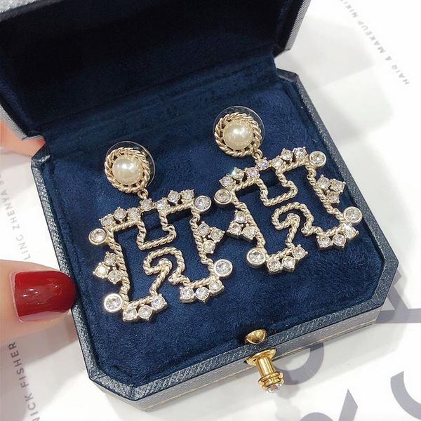 c2372 european and american style twist line h diamond crystal earrings, tassel letter zircon pendant goddess hipster must, Golden;silver
c2372 european and american style twist line h diamond crystal earrings, tassel letter zircon pendant goddess hipster must, Golden;silver