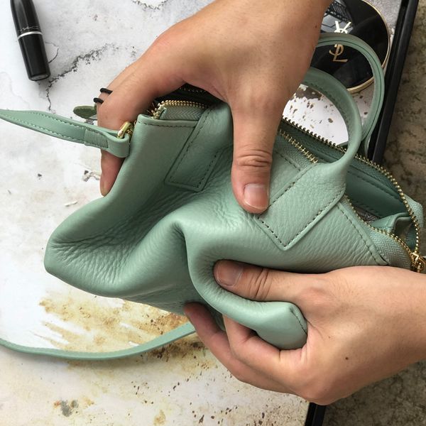 pillow bag lady imported first-coat cowhide single shoulder slanting fashion in summer of 2020 new tote bag
pillow bag lady imported first-coat cowhide single shoulder slanting fashion in summer of 2020 new tote bag