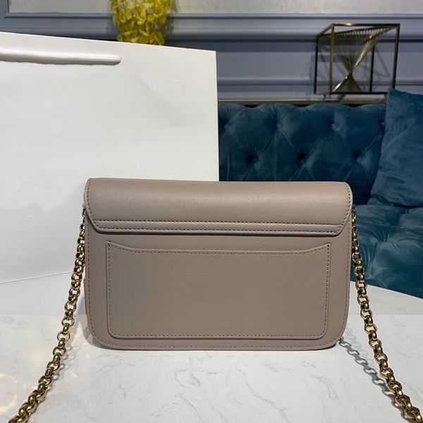 7a high-end custom quality classic lady cross-body bag fashion style gold metal accessories with long shoulder strap
7a high-end custom quality classic lady cross-body bag fashion style gold metal accessories with long shoulder strap