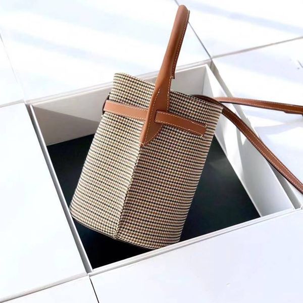 the network's most high-end quality new women's handbag 1:1 high-quality customized with shoulder strap fashion celebrity essentia
the network's most high-end quality new women's handbag 1:1 high-quality customized with shoulder strap fashion celebrity essentia