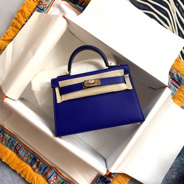 whosale handmade 19cm blue,pink epsom leather design mini handbag,wax thread, have both gold and silver hardware,contact me for details
whosale handmade 19cm blue,pink epsom leather design mini handbag,wax thread, have both gold and silver hardware,contact me for details