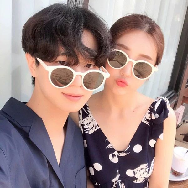 net red small round frame sun fashion milk brown small frame ins women's new sun glasses sunglasses, White;black
net red small round frame sun fashion milk brown small frame ins women's new sun glasses sunglasses, White;black