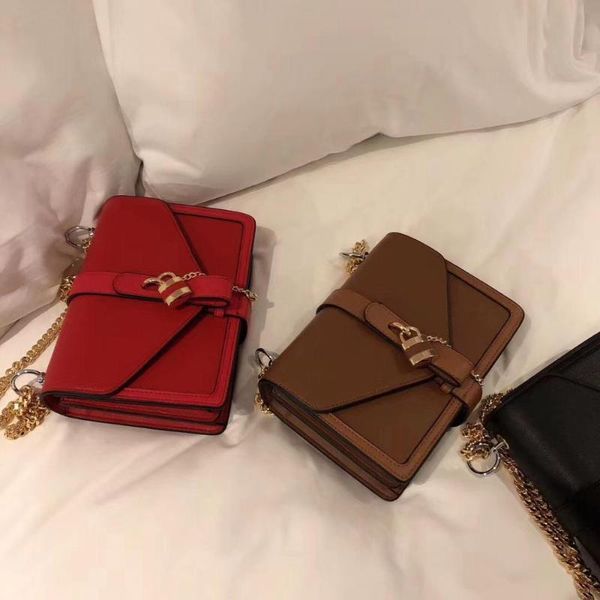 temperament shoulder messenger buckle bag, versatile chain bag 
temperament shoulder messenger buckle bag, versatile chain bag