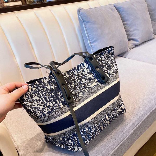 autumn 2020 new embroidery shopping bag fashion shoulder bag large capacity handbag women's canvas shopping bag
autumn 2020 new embroidery shopping bag fashion shoulder bag large capacity handbag women's canvas shopping bag