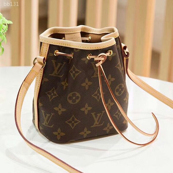 designer handbags concise classic handbags designer messenger bags trend and generous concise and trend handbags size 13cmx15cmx9cm
designer handbags concise classic handbags designer messenger bags trend and generous concise and trend handbags size 13cmx15cmx9cm