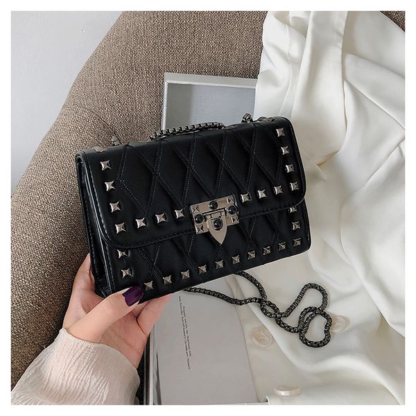 2020 new women's shoulder bag autumn and winter shopping bag fashion rivet design women's messenger black red
2020 new women's shoulder bag autumn and winter shopping bag fashion rivet design women's messenger black red