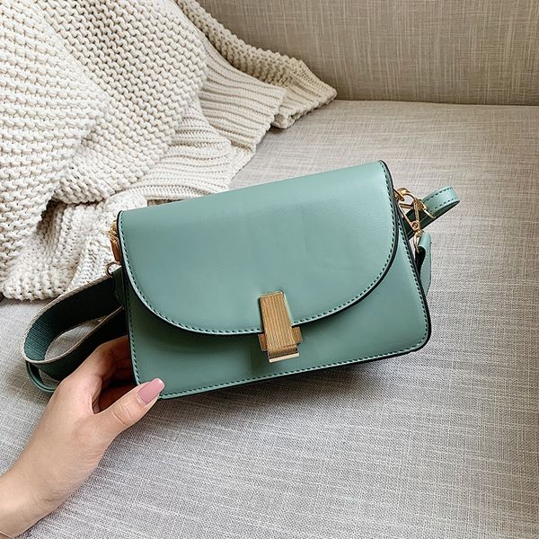 wide shoulder strap female bag fashion wild solid color lock shoulder bag quality casual diagonal tide girl small square
wide shoulder strap female bag fashion wild solid color lock shoulder bag quality casual diagonal tide girl small square