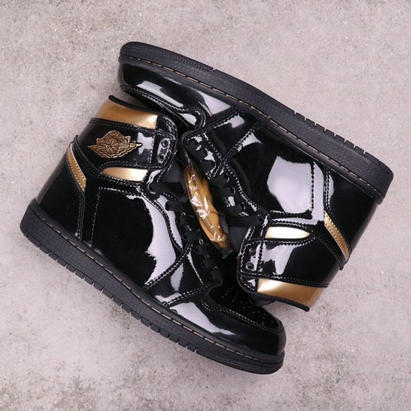2020 new 1s high og patent leather black metallic gold mens basketball shoes jumpman 1s sport trainers sneakers des chaussures, White;red
2020 new 1s high og patent leather black metallic gold mens basketball shoes jumpman 1s sport trainers sneakers des chaussures, White;red