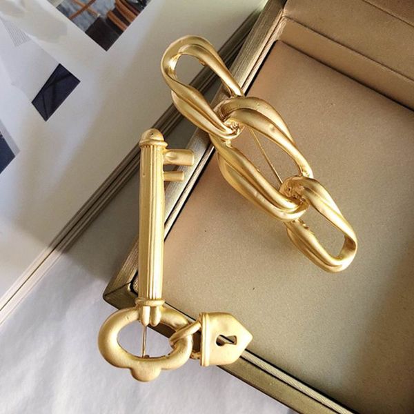 2020 новый старинный металлический ключ блокировка формы брошь золотая цветная цепь женщины броши булавки мода партии ювелирные изделия унис, Gray
2020 новый старинный металлический ключ блокировка формы брошь золотая цветная цепь женщины броши булавки мода партии ювелирные изделия унис, Gray