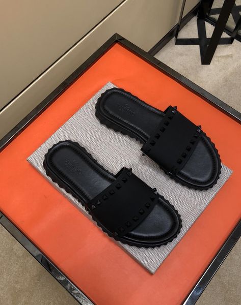 the latest rockstud brand in 2020, comfortable high-end shoes, copy fashion, fashion brand trend2222
the latest rockstud brand in 2020, comfortable high-end shoes, copy fashion, fashion brand trend2222
