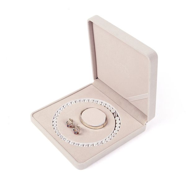 18.8x18.8cm beige pearl velvet necklace jewelry gift box ring display packaging box earrings jewelry set packaging case t200808, Black;white
18.8x18.8cm beige pearl velvet necklace jewelry gift box ring display packaging box earrings jewelry set packaging case t200808, Black;white