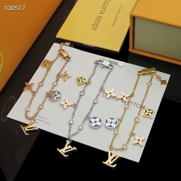 designer classic fashion titanium steel bracelet, letter female bracelet, wholesale in original box0039, Golden;silver
designer classic fashion titanium steel bracelet, letter female bracelet, wholesale in original box0039, Golden;silver