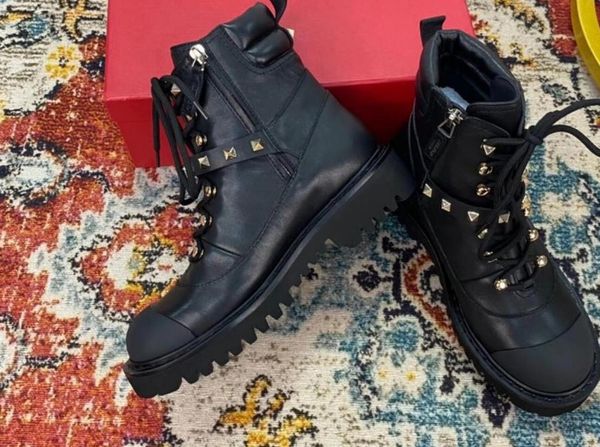 2020 high-quality spring and autumn womens black full grain leather flat heels rubber sole strappy buckle strap party combat hiking boots
2020 high-quality spring and autumn womens black full grain leather flat heels rubber sole strappy buckle strap party combat hiking boots