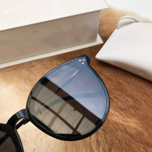 high-end 2020 new uv light all-match sunglasses cmgl, White;black 
high-end 2020 new uv light all-match sunglasses cmgl, White;black