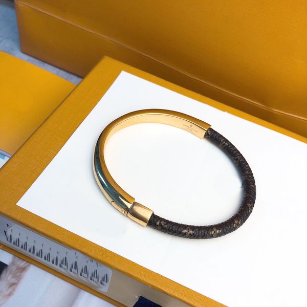 2020 fashion style men lady women round print flower engraved v initials four leaf flower pure simple tour leather bracelet bangle, Black
2020 fashion style men lady women round print flower engraved v initials four leaf flower pure simple tour leather bracelet bangle, Black