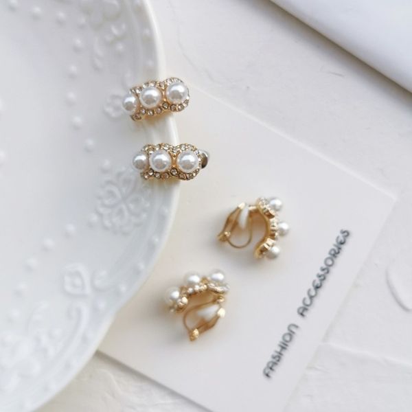 korean elegant exquisite rhinestones imitation pearl small stud earrings temperament sweet girl women's jewelry accessories, Golden;silver
korean elegant exquisite rhinestones imitation pearl small stud earrings temperament sweet girl women's jewelry accessories, Golden;silver