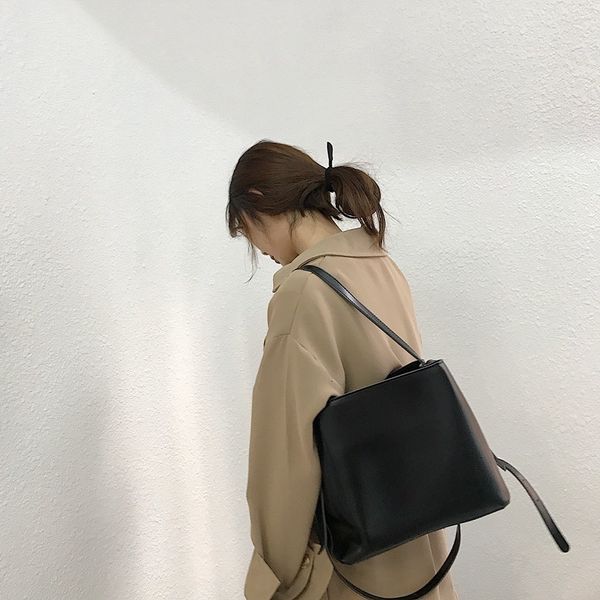 2020 women bag simple fashion classic drawstring bag casual pu bag single shoulder big capacity
2020 women bag simple fashion classic drawstring bag casual pu bag single shoulder big capacity