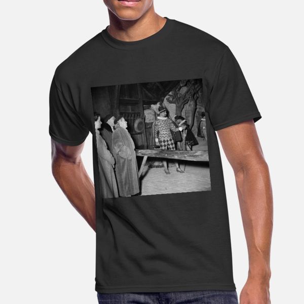 bezoekers kijken naar een historisch tafereel in t shirt men custom short sleeve euro size s-3xl solid color famous new style summer shirt
bezoekers kijken naar een historisch tafereel in t shirt men custom short sleeve euro size s-3xl solid color famous new style summer shirt