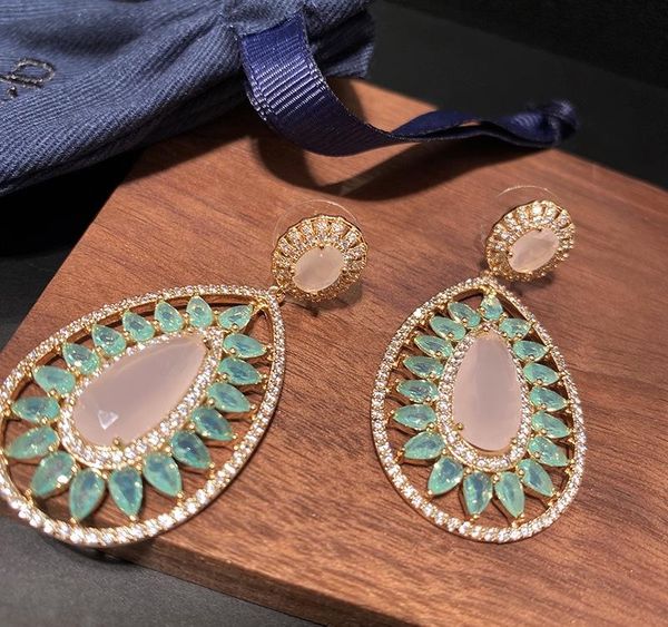hollow water drop dangle chandelier green crystal earring 925 silver needle brand designer wedding fashion earrings with cz01, Golden;silver
hollow water drop dangle chandelier green crystal earring 925 silver needle brand designer wedding fashion earrings with cz01, Golden;silver