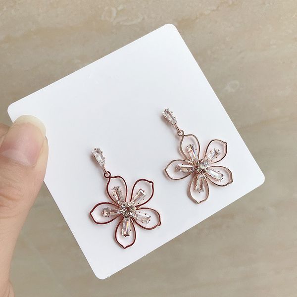 2020 contracted metal hollow flowers earrings delicate crystal petals temperament women drop earrings new fashion, Silver
2020 contracted metal hollow flowers earrings delicate crystal petals temperament women drop earrings new fashion, Silver