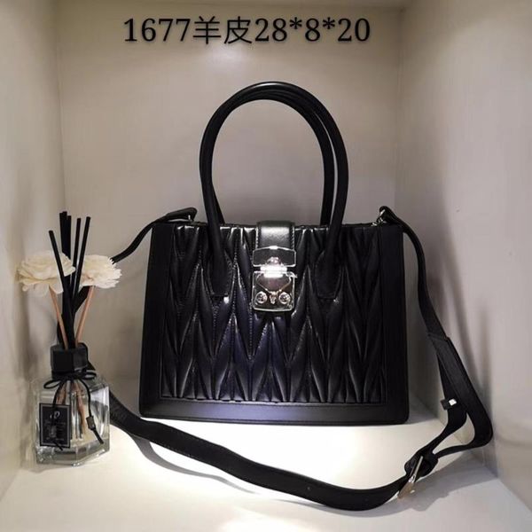 the new style fashion and classic genuine leather sheepskin women handbag one shoulder bag crossbody bag very nice
the new style fashion and classic genuine leather sheepskin women handbag one shoulder bag crossbody bag very nice