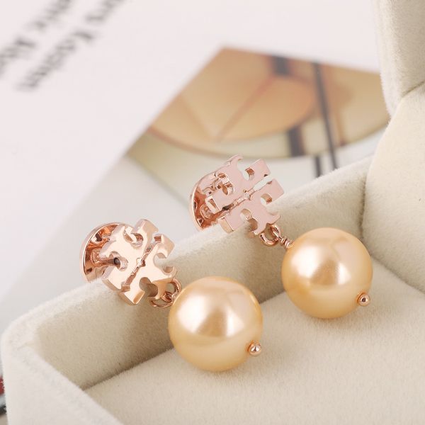 Women Fashion Classic Pearl Letter Style Earrings European and American Hot Sale High quality Women Luxury Designer Earring Jewelry
Women Fashion Classic Pearl Letter Style Earrings European and American Hot Sale High quality Women Luxury Designer Earring Jewelry