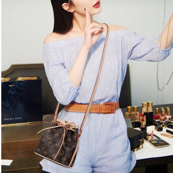 2020 new retro printing one shoulder diagonal water bucket bag small bag for women fashionable and versatile women's trend
2020 new retro printing one shoulder diagonal water bucket bag small bag for women fashionable and versatile women's trend