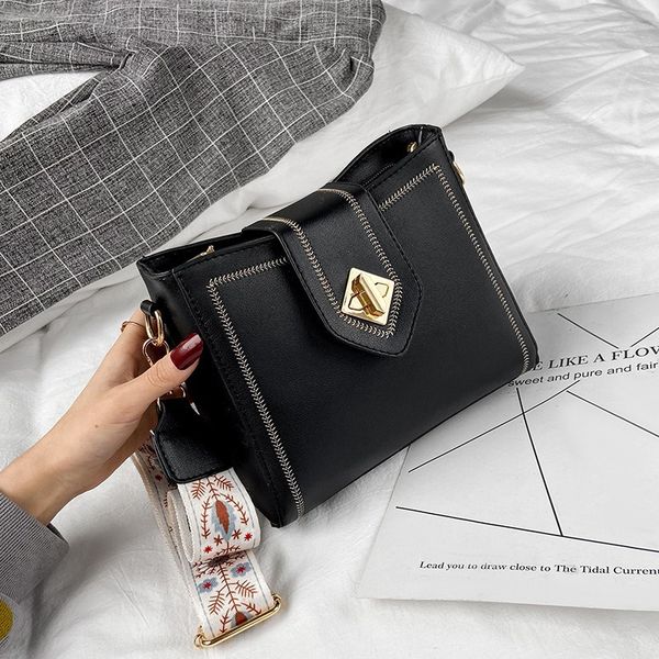 2020 spring new leisure small bag handbags fashion chao wang red same western style wild shoulder messenger bucket bag
2020 spring new leisure small bag handbags fashion chao wang red same western style wild shoulder messenger bucket bag