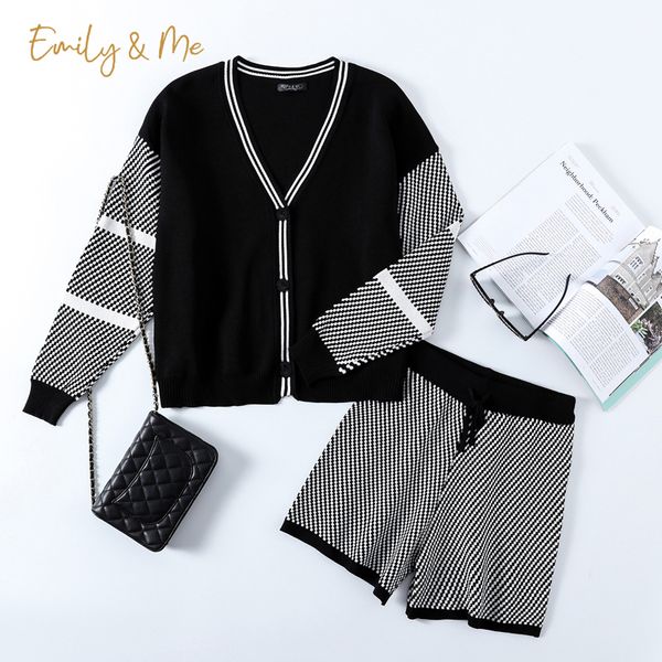 new two-piece v-neck button shirt + plaid elastic band shorts youthful casual loose knit suit comfortable fabric, Gray
new two-piece v-neck button shirt + plaid elastic band shorts youthful casual loose knit suit comfortable fabric, Gray