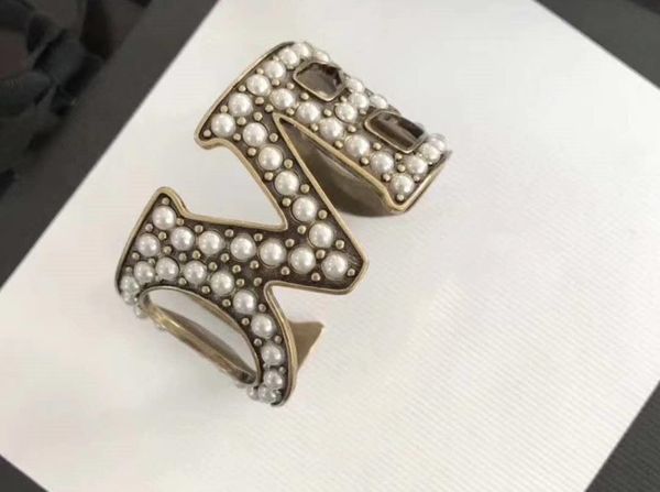 Fashion bracelets sold in Europe and America in 2020 Designer hot style pearl letterh
Fashion bracelets sold in Europe and America in 2020 Designer hot style pearl letterh