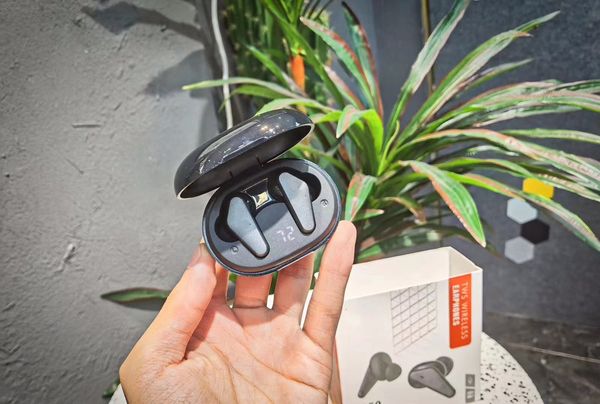 ntelligent noise reduction hifi 5d wireless bluetooth headset sports headset led display large capacity
ntelligent noise reduction hifi 5d wireless bluetooth headset sports headset led display large capacity