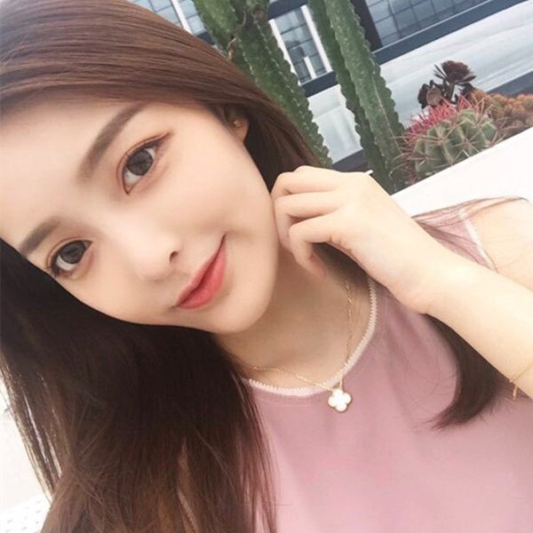 2020 new women's jewelry necklace sterling silver clover necklace lady lucky grass fashion clavicle chain design for girlfriend
2020 new women's jewelry necklace sterling silver clover necklace lady lucky grass fashion clavicle chain design for girlfriend