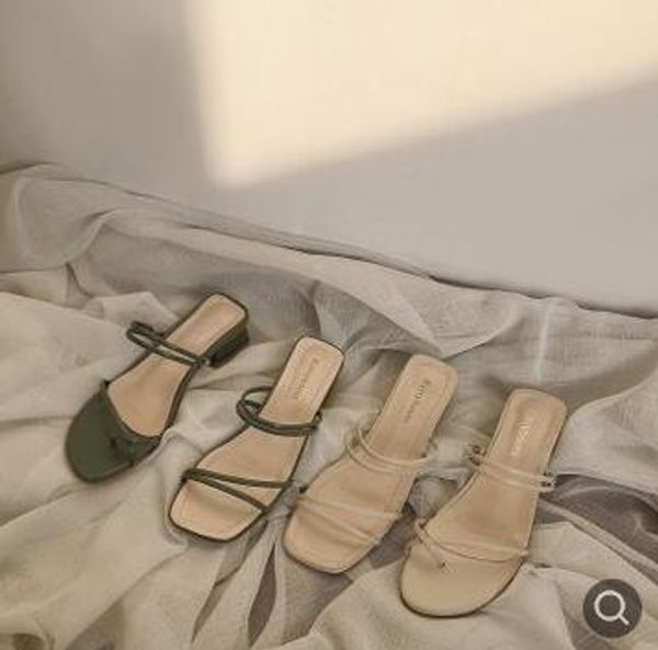 2020 summer new thick-heeled slippers women's fashion word thin with toe two-wear mid-heel sandals, Black
2020 summer new thick-heeled slippers women's fashion word thin with toe two-wear mid-heel sandals, Black