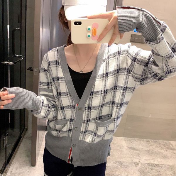 815 2020 autumn brand same style regular long sleeve v neck cardigan kint sweate plaid women clothes jiaxingzuola, White;black
815 2020 autumn brand same style regular long sleeve v neck cardigan kint sweate plaid women clothes jiaxingzuola, White;black