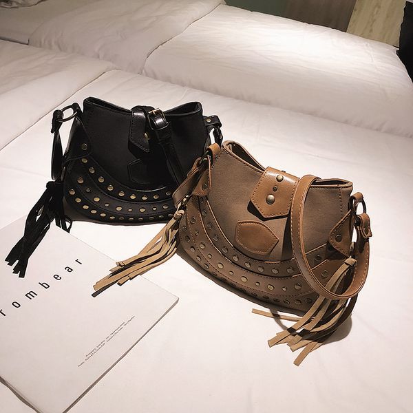дамы vintage rivet кисточкой hobos сумка женщины сумки кожа pu crossbody большой емкости матовый lady luxury designer
дамы vintage rivet кисточкой hobos сумка женщины сумки кожа pu crossbody большой емкости матовый lady luxury designer