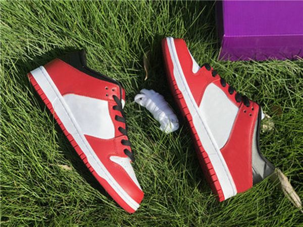2020 og low chicago sb dunk red white black skateboard shoes men women fashion comfortable trainer sneakers bq6817-600
2020 og low chicago sb dunk red white black skateboard shoes men women fashion comfortable trainer sneakers bq6817-600