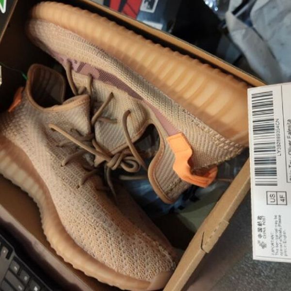 bubble wrapped with box kanye west new yellow mens womens running semi frozen cream white zebra bred black beluga 2.0 shoes
bubble wrapped with box kanye west new yellow mens womens running semi frozen cream white zebra bred black beluga 2.0 shoes
