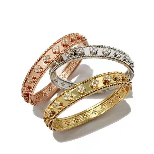 Fashion Women Jewelry high-grade kaleidoscope Diamond Bracelet lady four leaf flower band diamond bracelet for men women
Fashion Women Jewelry high-grade kaleidoscope Diamond Bracelet lady four leaf flower band diamond bracelet for men women