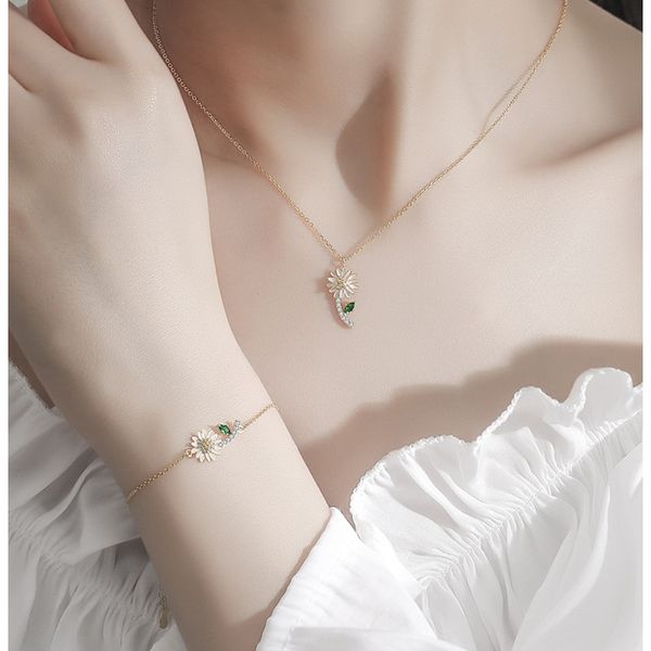 womens designer Bracelet & Necklace Designer Charms designer 925 silver Clavicle chain party Charm jewelry Fashion Chrysanthemum pendant
womens designer Bracelet & Necklace Designer Charms designer 925 silver Clavicle chain party Charm jewelry Fashion Chrysanthemum pendant