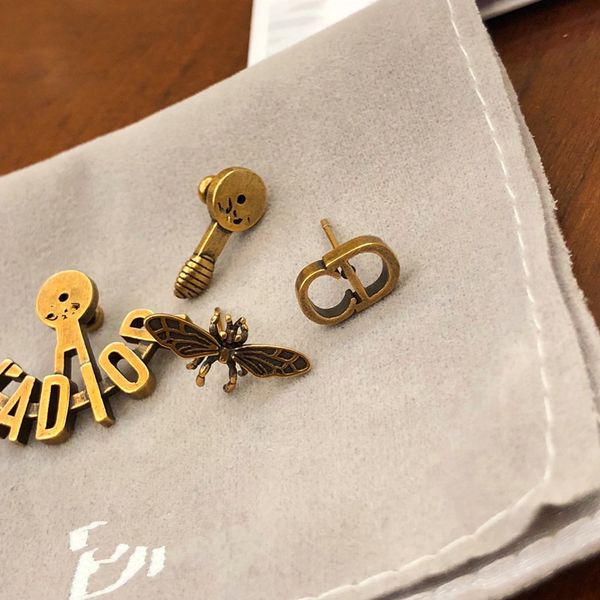 d jia ja letter bee asymmetric earrings 925 silver needle women's ear ring jewelry allergy prevention, White;black
d jia ja letter bee asymmetric earrings 925 silver needle women's ear ring jewelry allergy prevention, White;black